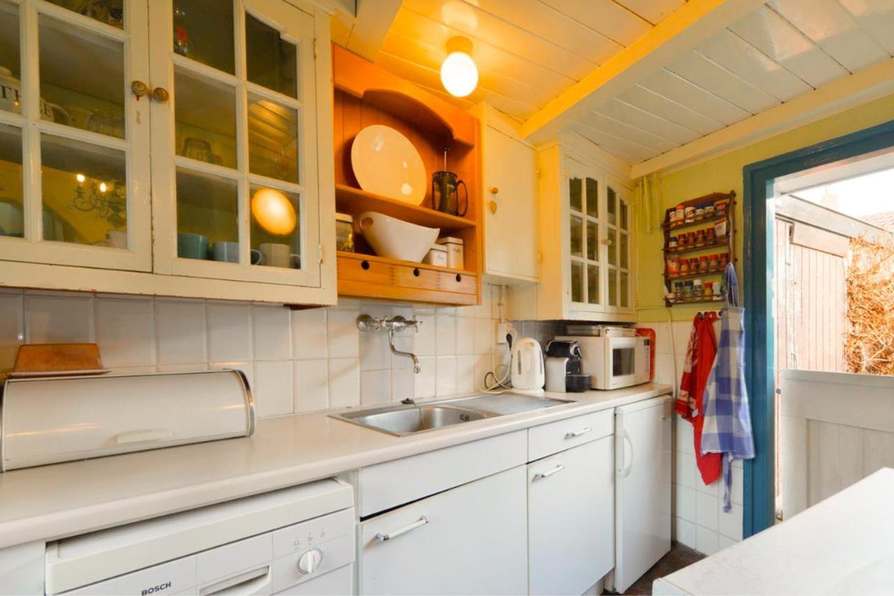 Rustic Retreat: Fireplace, Bbq, + Forest Access Burgh-Haamstede Luaran gambar